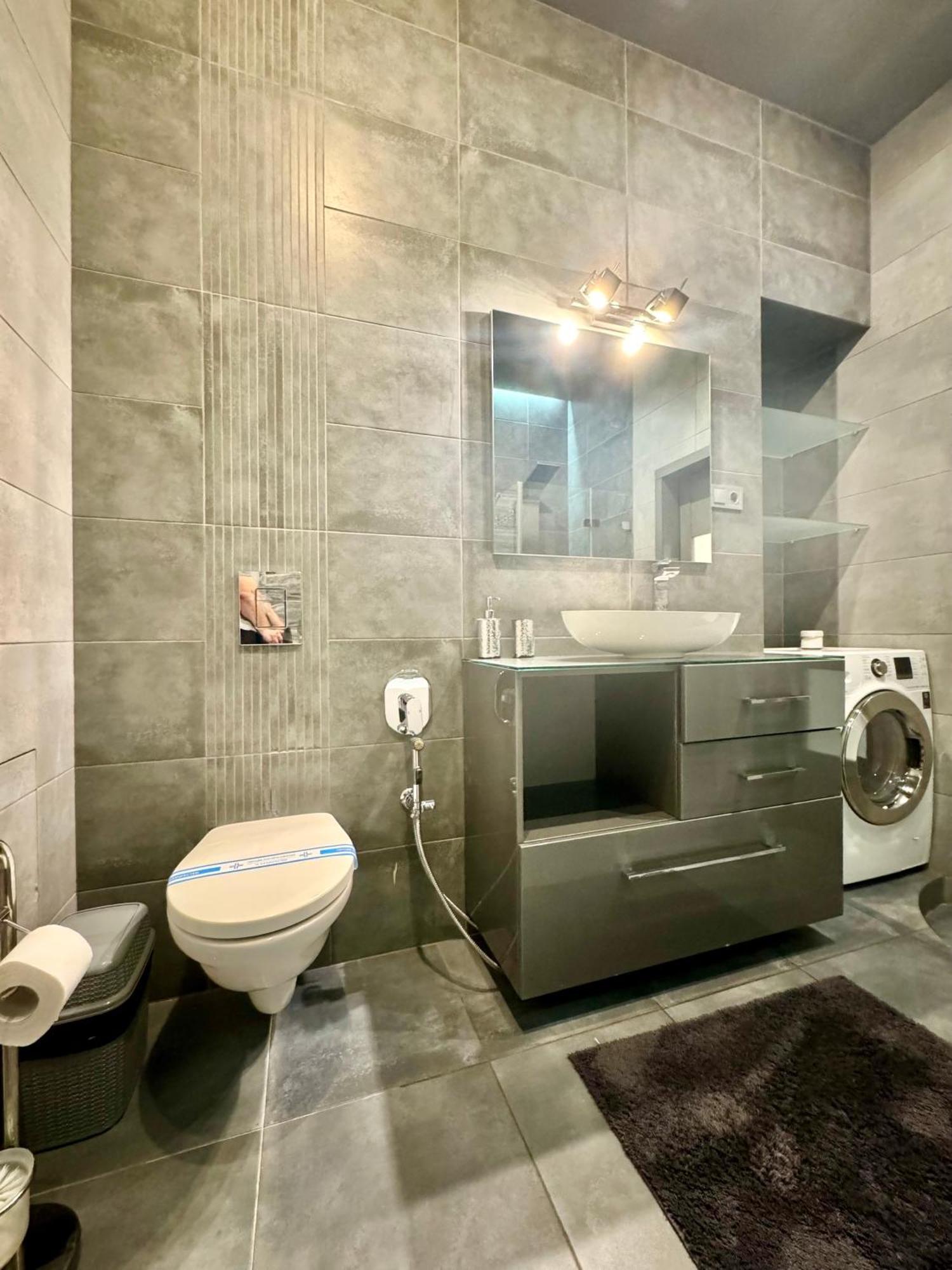 Apartpoltava: дизайнерська студія з розкішною ванною в елітній новобудові Poltava